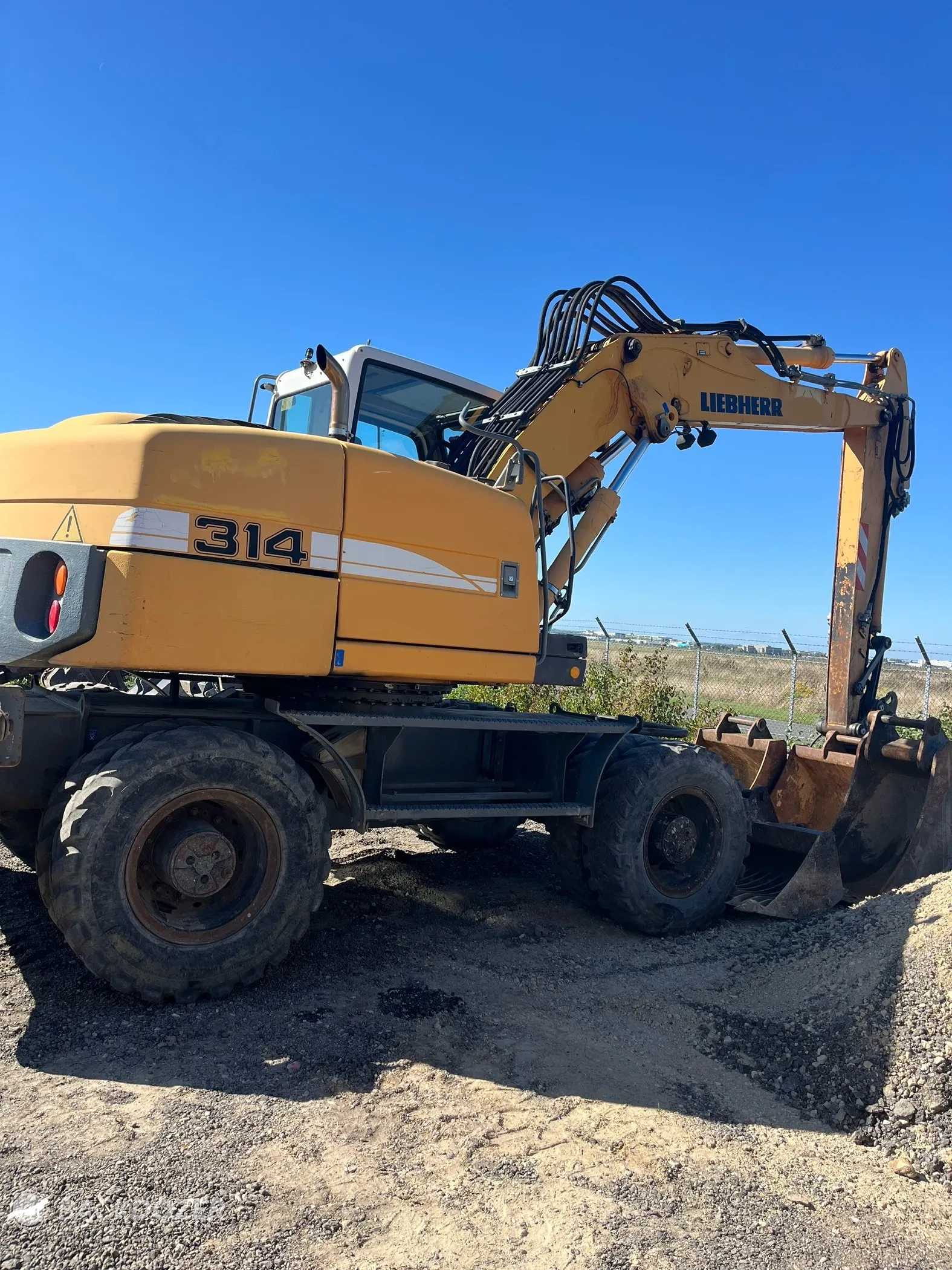 2010 LIEBHERR A314 PELLES SUR PNEUS